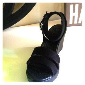 New black wedge opened toe shoes